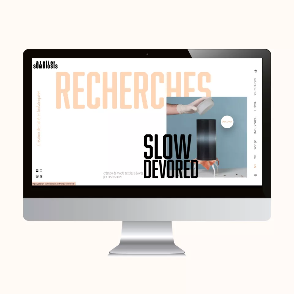 iMac showing the Atelier Sumbiosis website